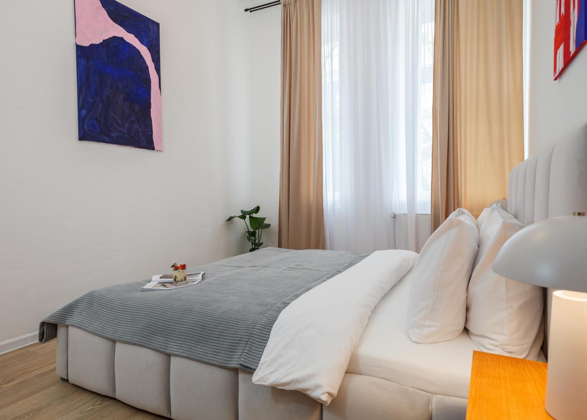 Apartment Oomph 3br With Light Tones And Artwork *