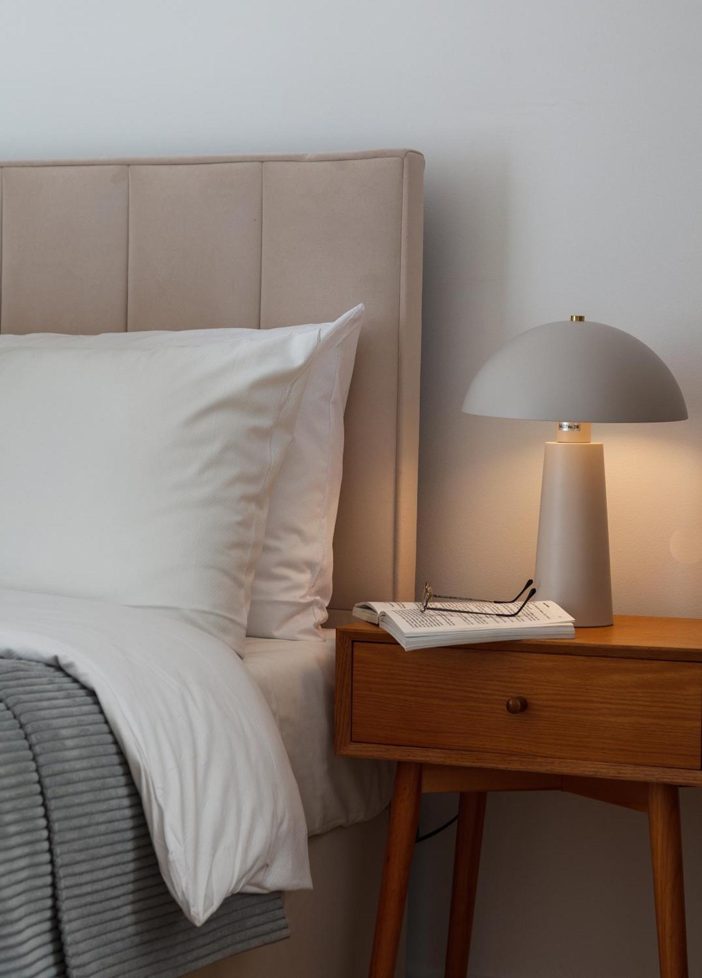 Oomph 3br With Light Tones And Artwork Berlin