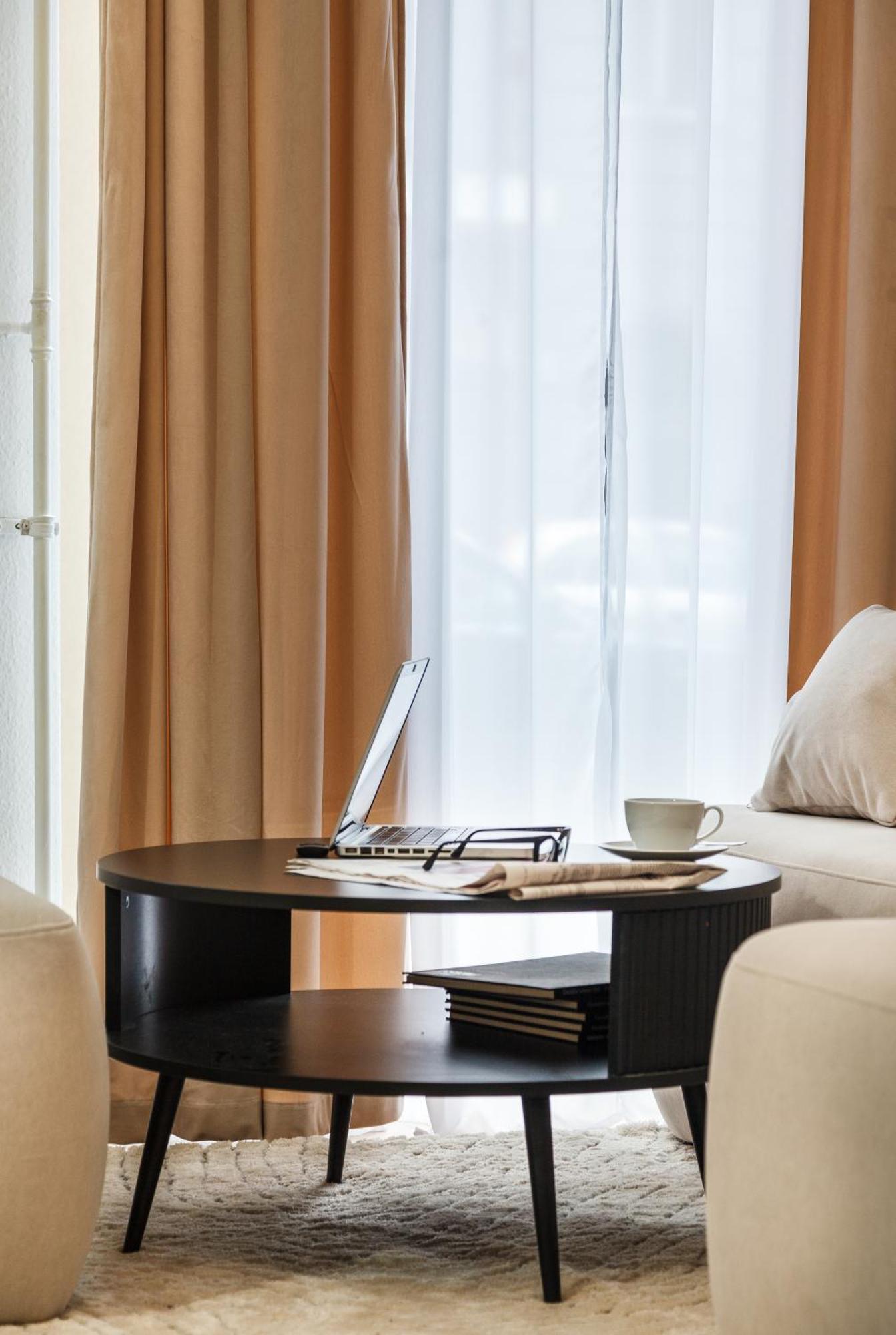 Apartment Oomph 3br With Light Tones And Artwork