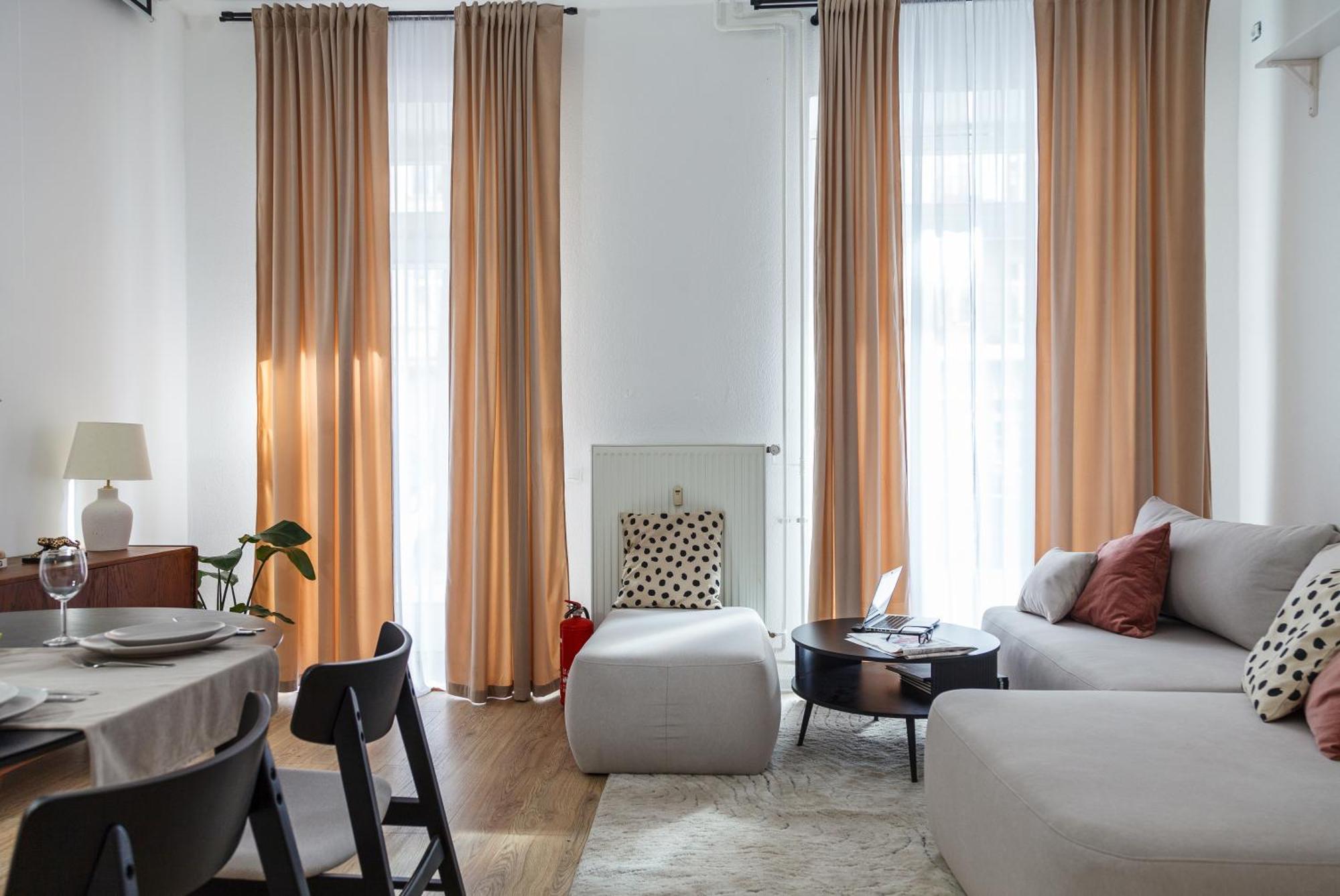 Oomph 3br With Light Tones And Artwork Apartment Berlin
