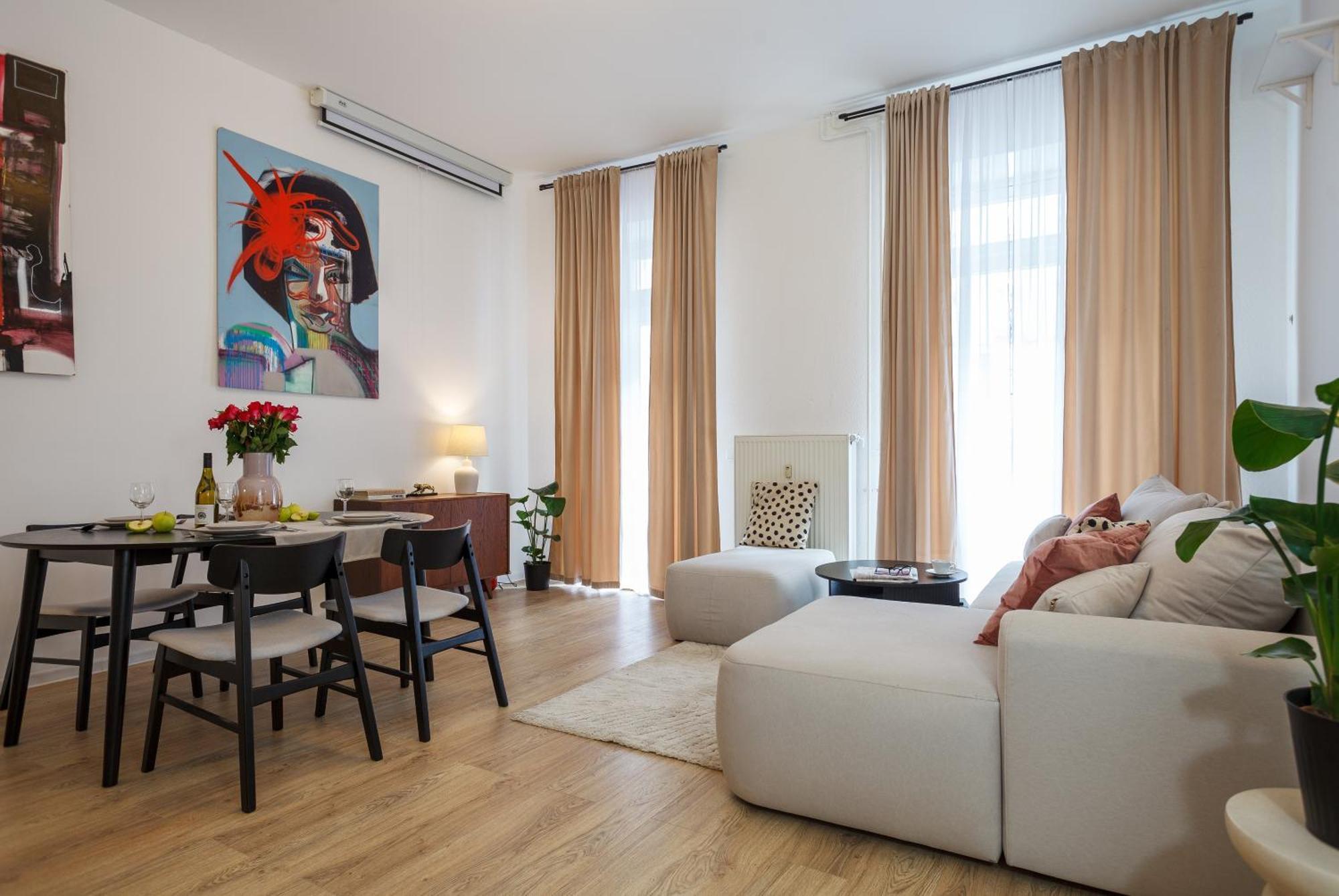 Oomph 3br With Light Tones And Artwork