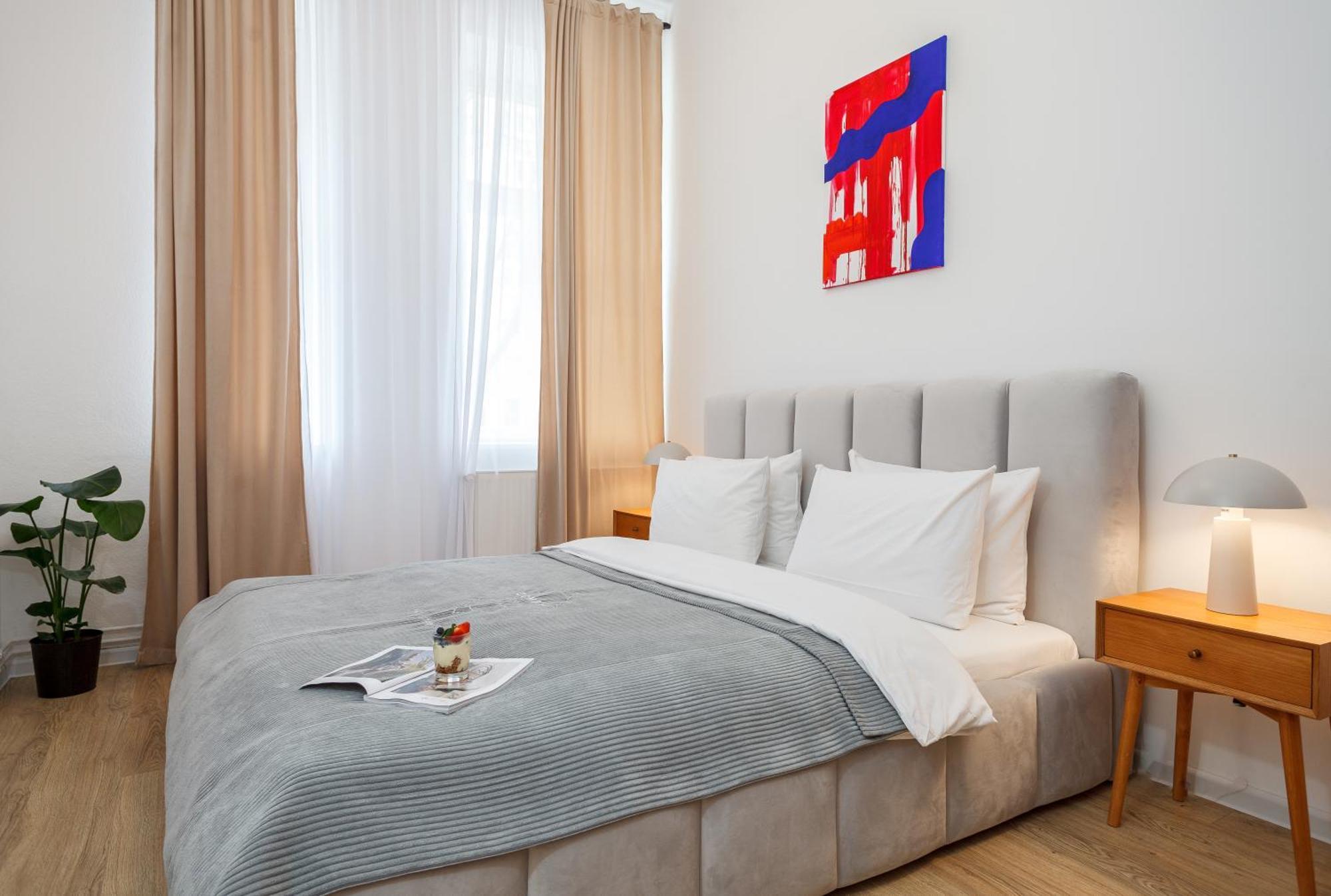 Oomph 3br With Light Tones And Artwork Apartment