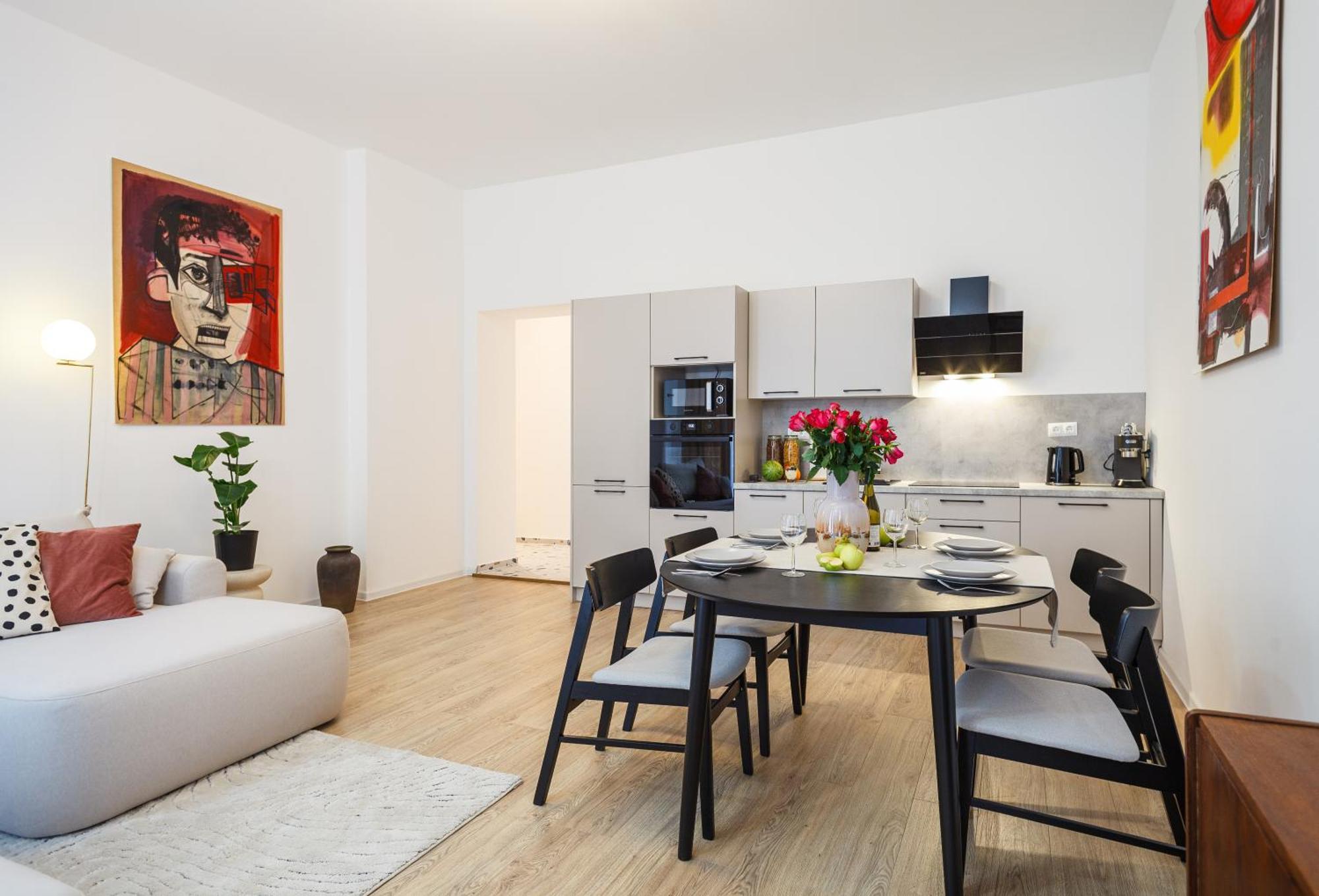 Apartment Oomph 3br With Light Tones And Artwork