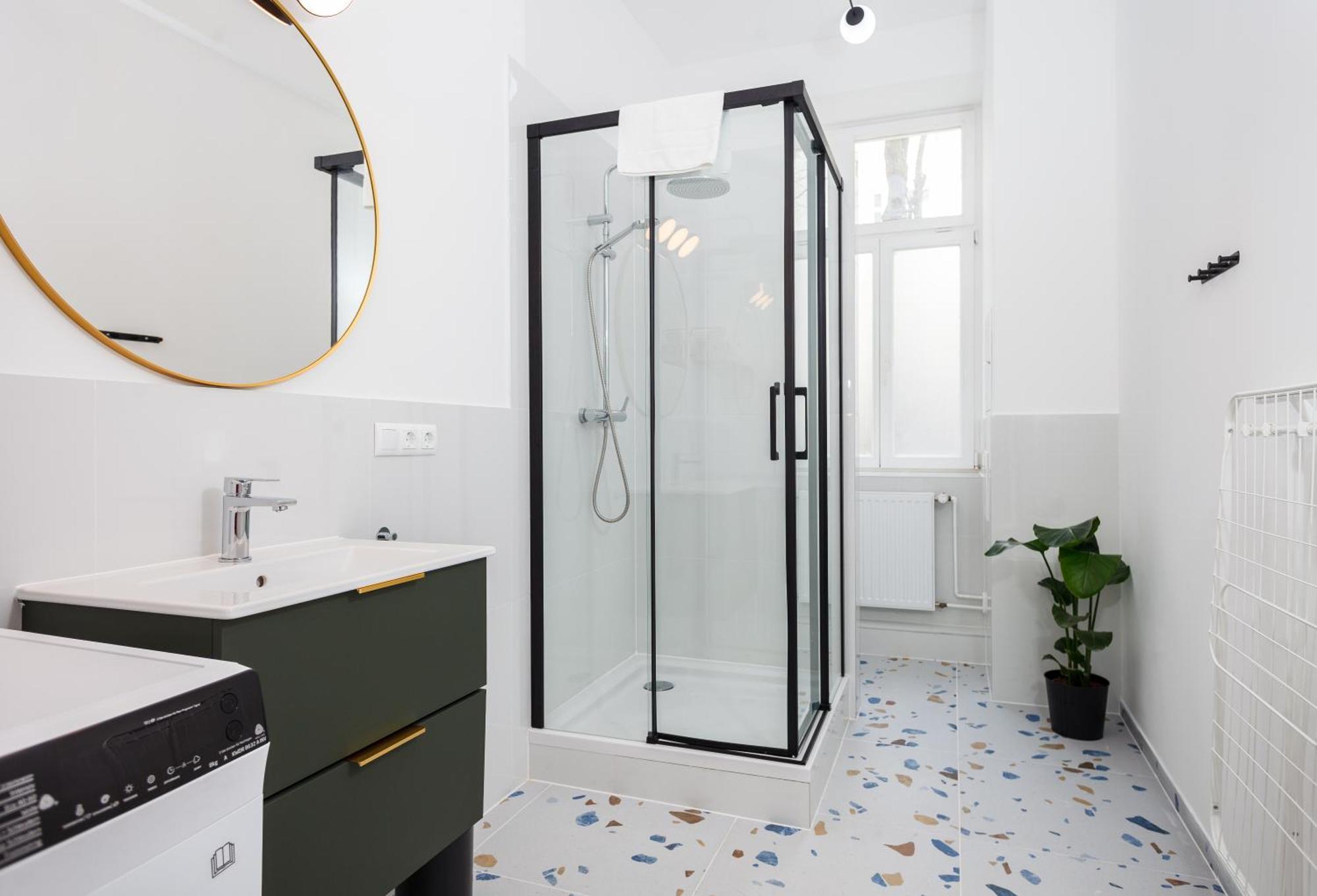 Oomph 3br With Light Tones And Artwork Apartment *