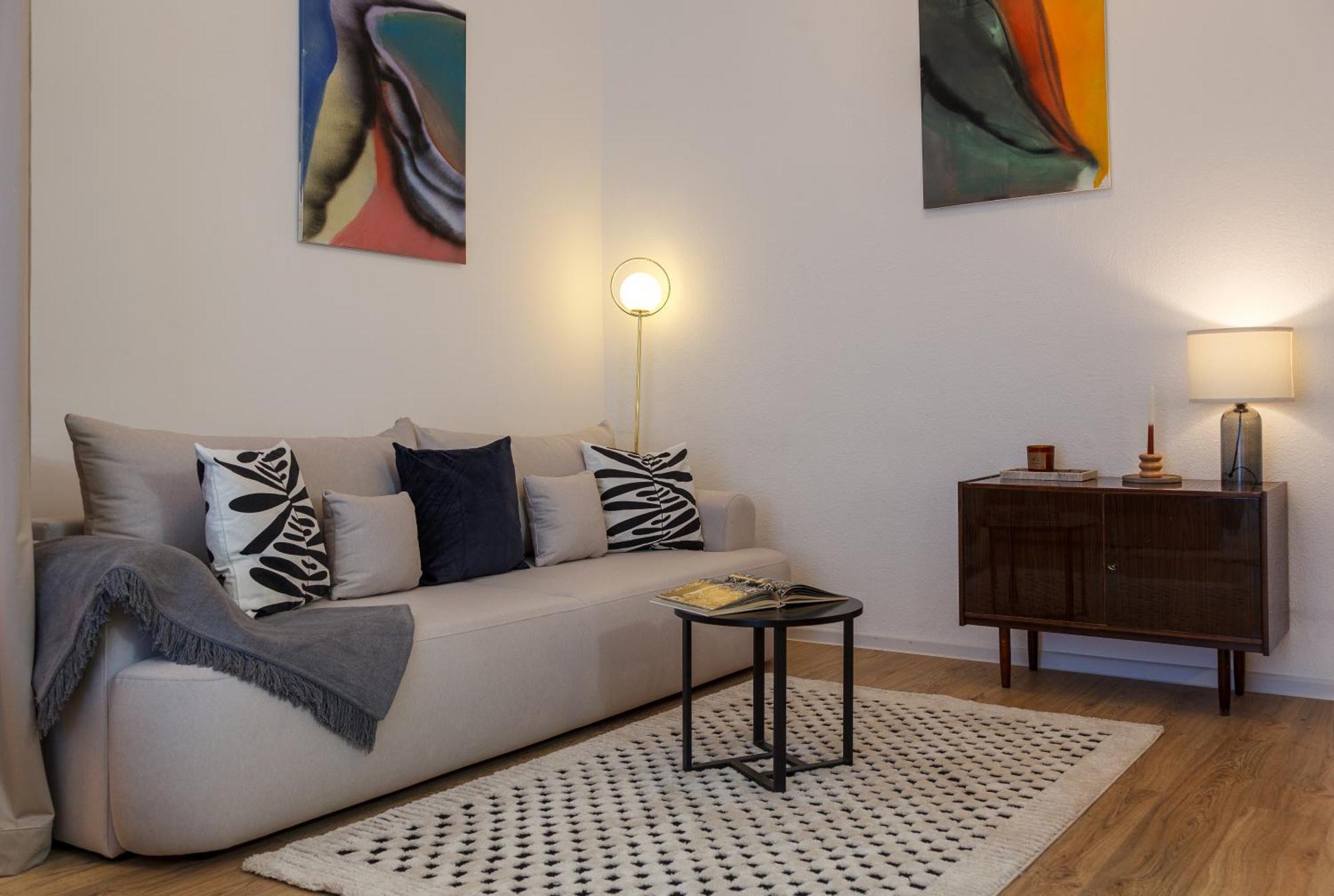 Oomph 3br With Light Tones And Artwork Apartment Berlin