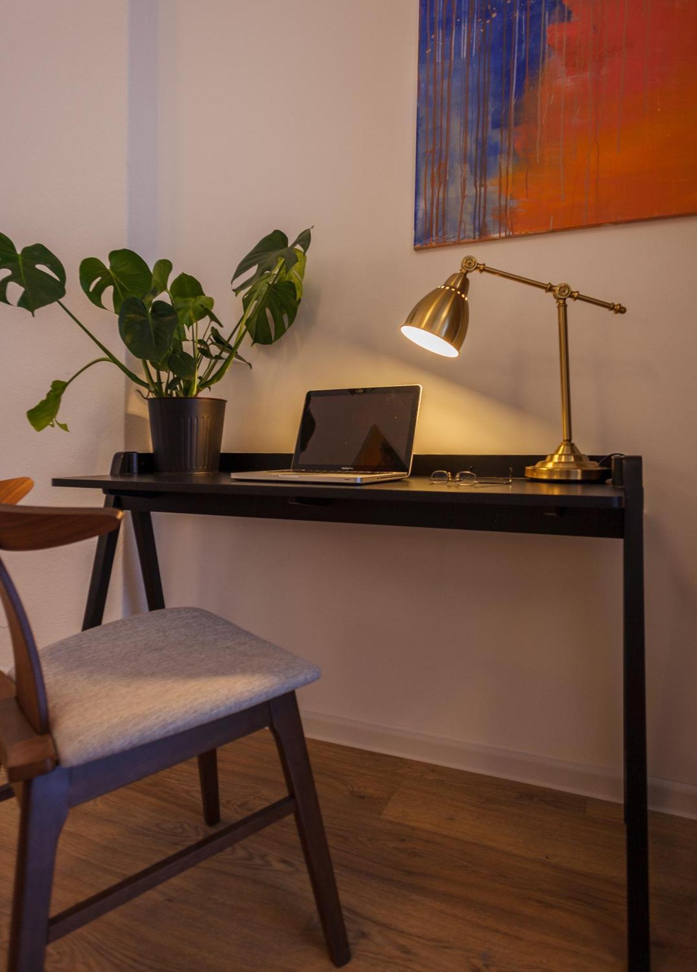 Oomph 3br With Light Tones And Artwork Berlin
