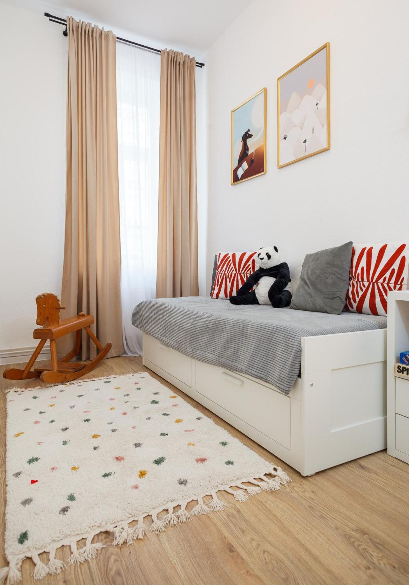 Oomph 3br With Light Tones And Artwork Apartment