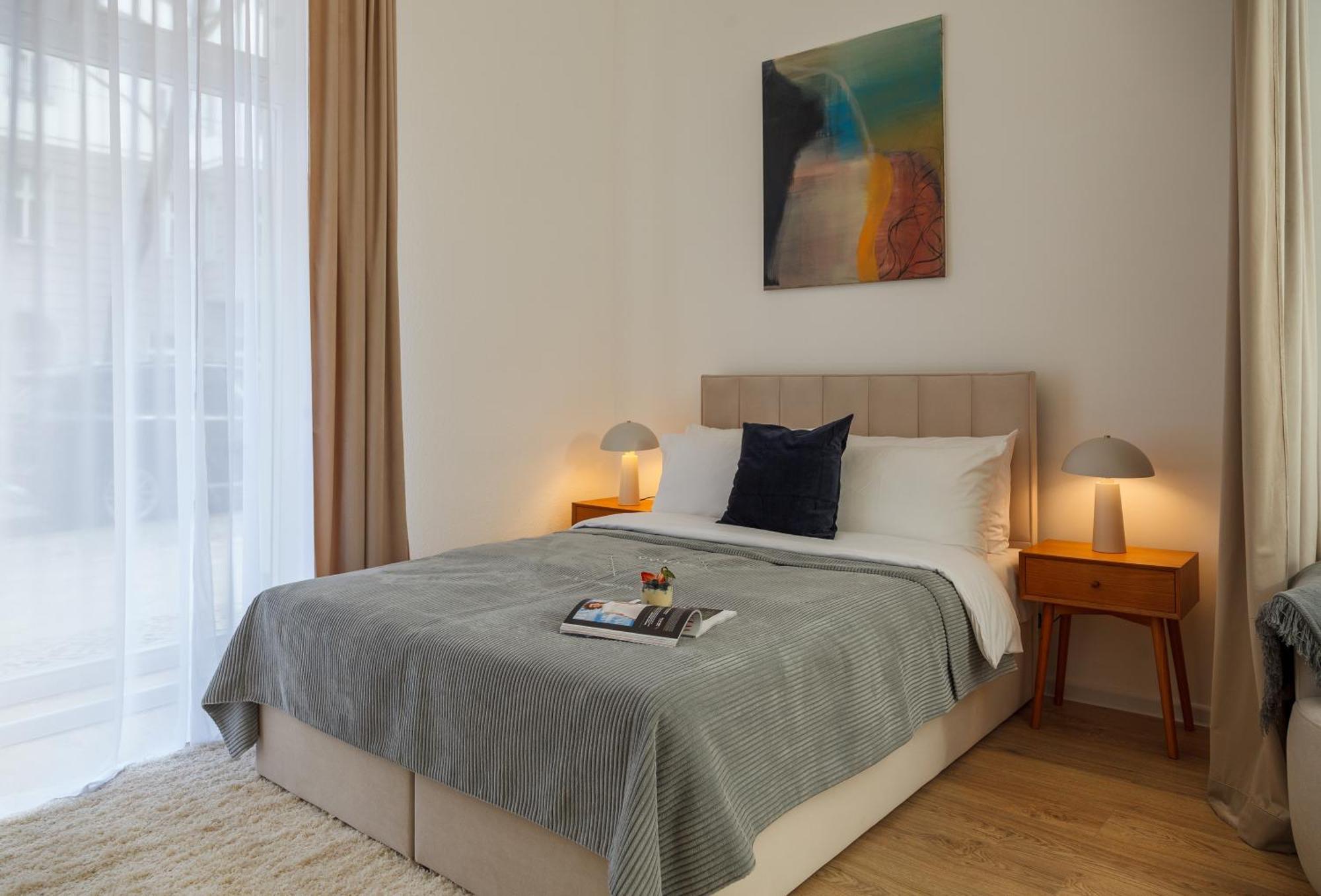 Apartment Oomph 3br With Light Tones And Artwork