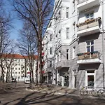 Oomph Berlin 3Br Apt With Light Tones And Artwork