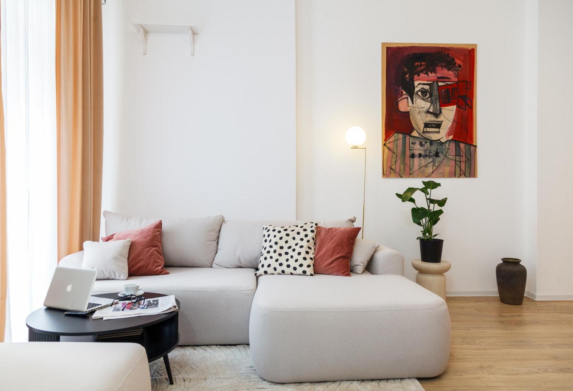 Apartment Oomph 3br With Light Tones And Artwork Berlin