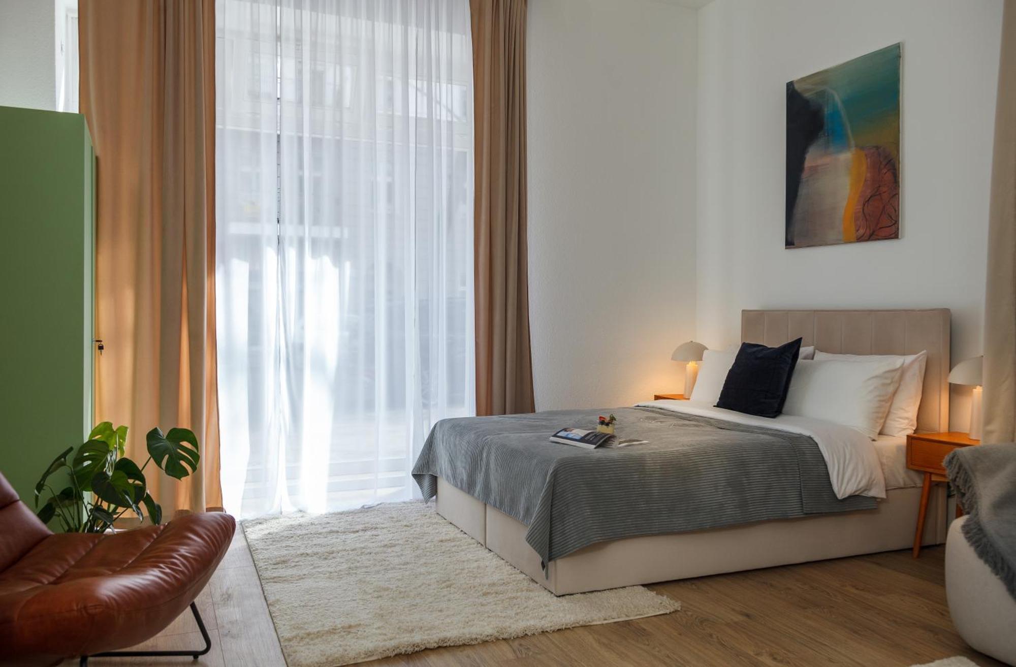Oomph 3br With Light Tones And Artwork Apartment