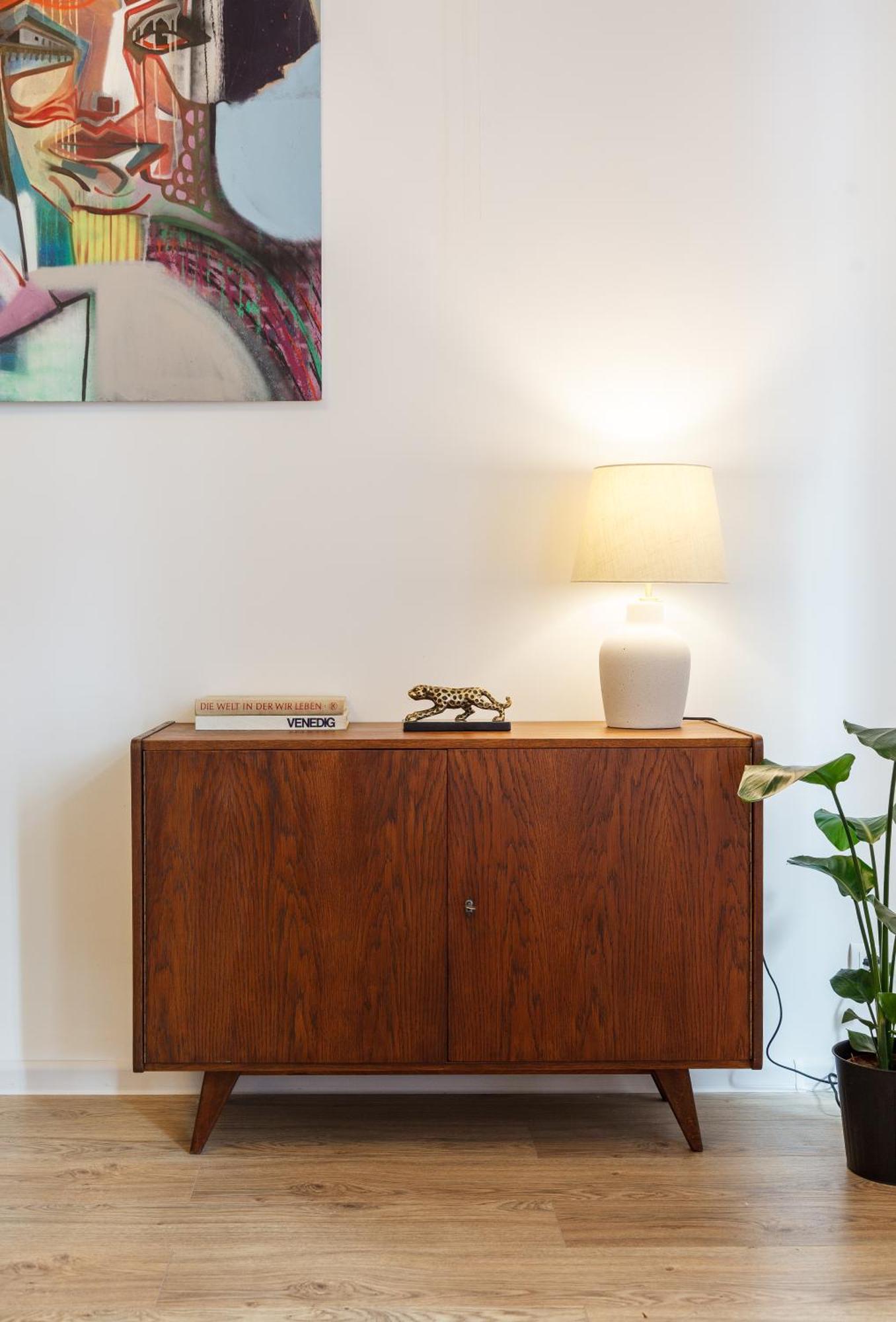 Oomph 3br With Light Tones And Artwork Apartment *