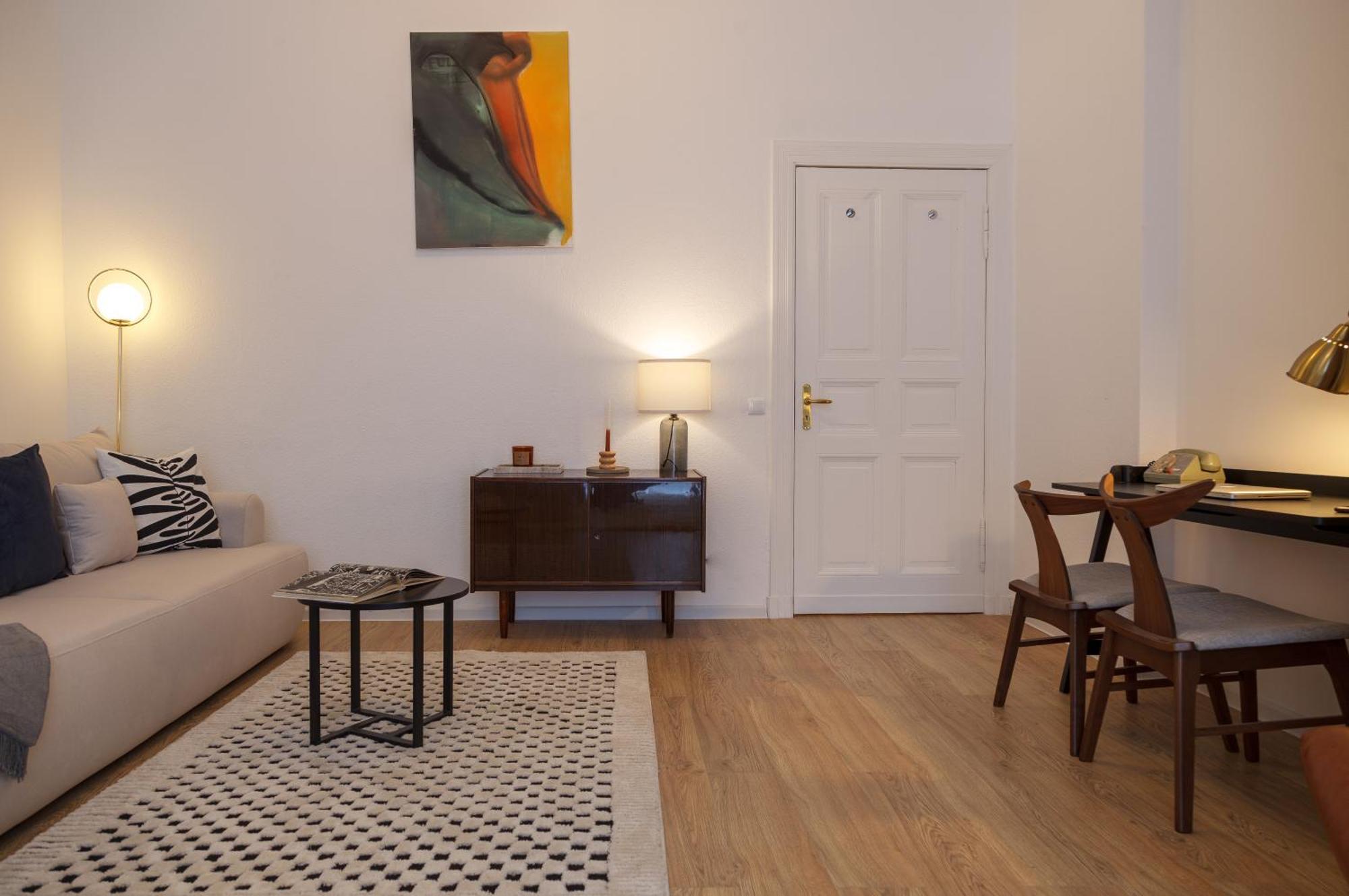 Oomph 3br With Light Tones And Artwork *