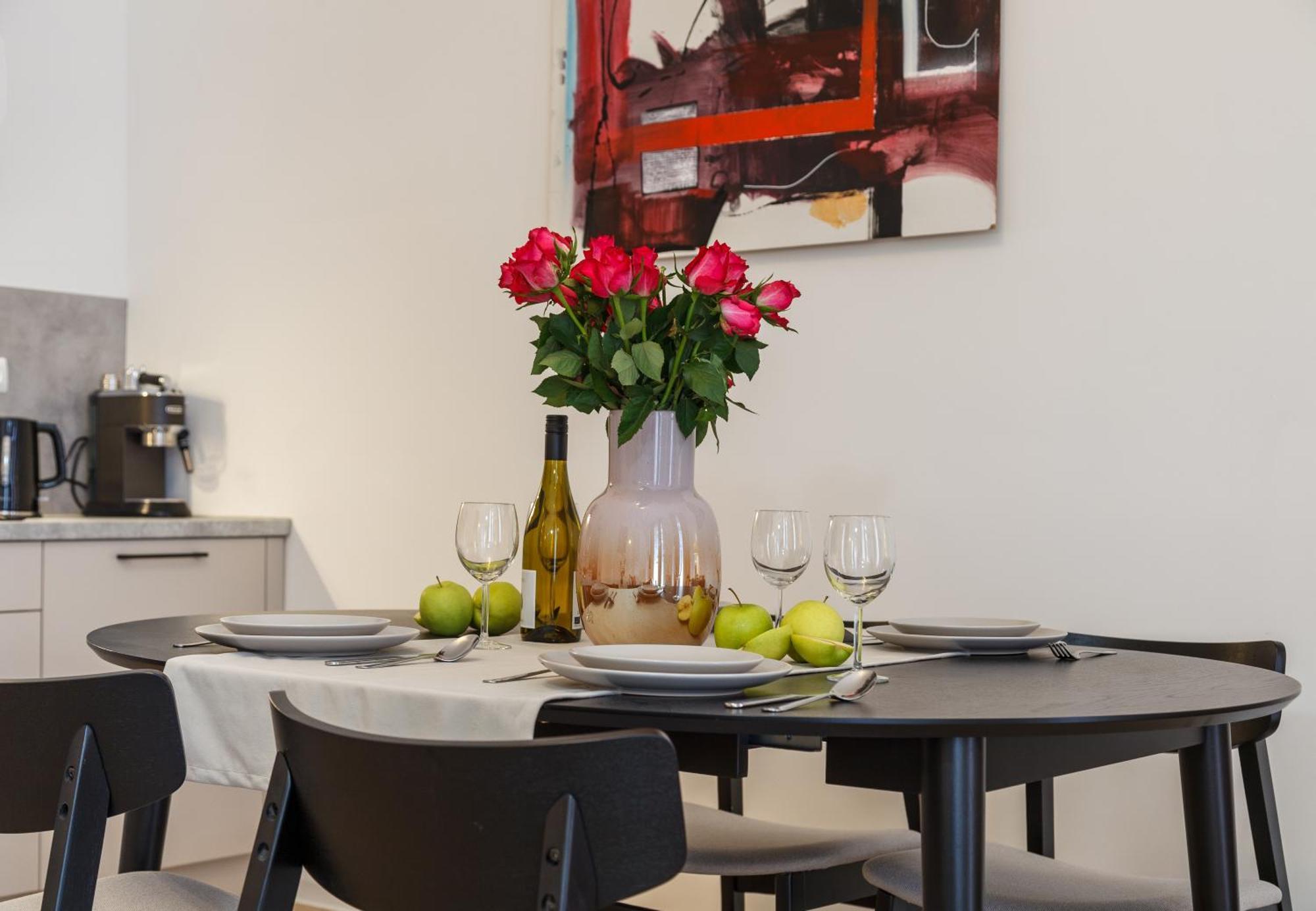 Oomph 3br With Light Tones And Artwork Apartment *