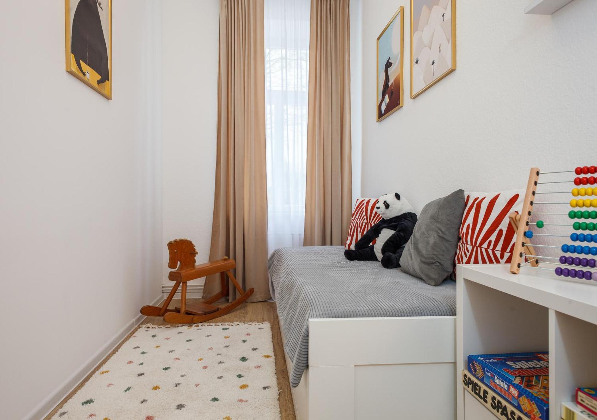 Apartment Oomph 3br With Light Tones And Artwork *