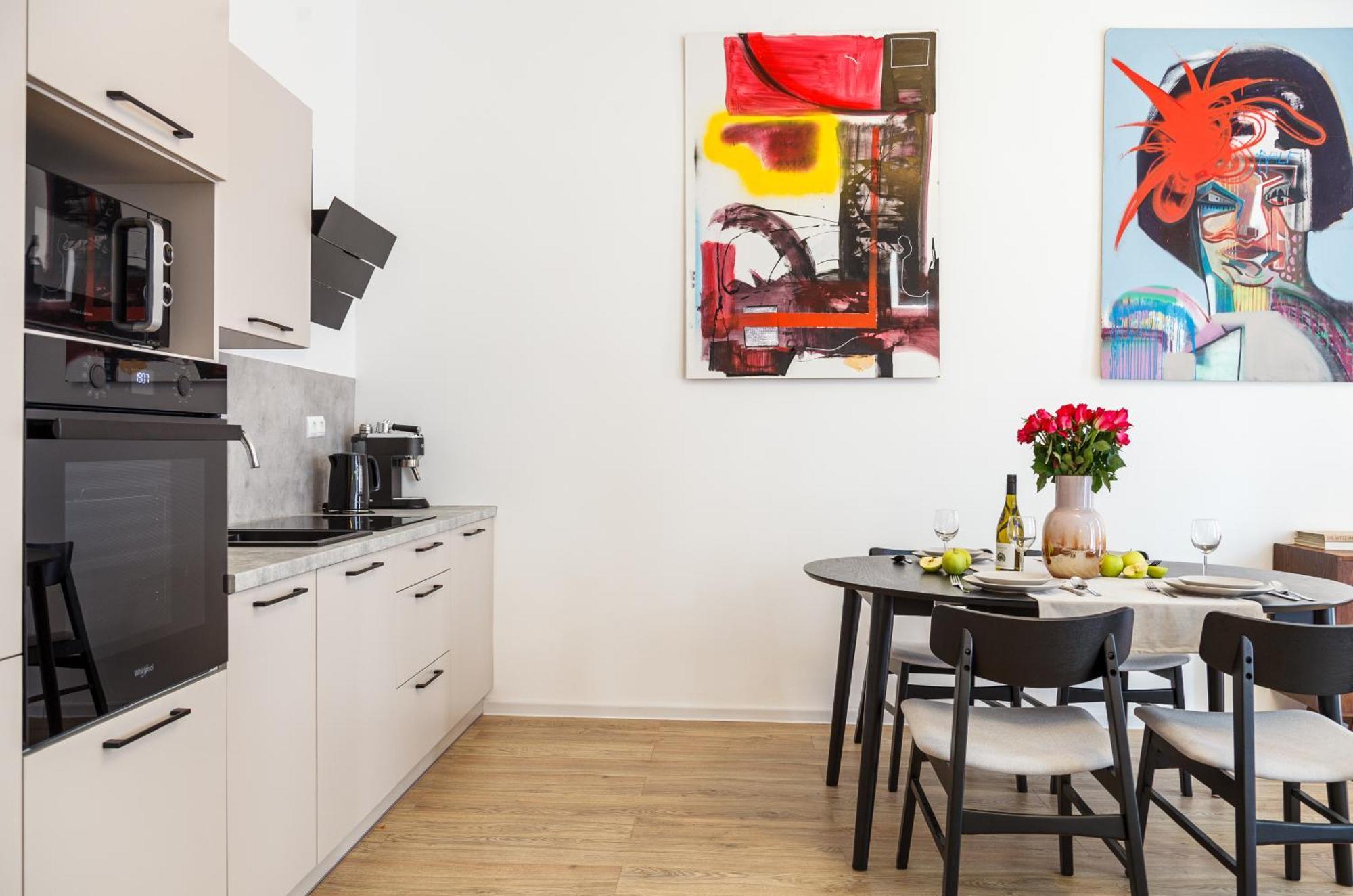 Oomph 3br With Light Tones And Artwork * Berlin