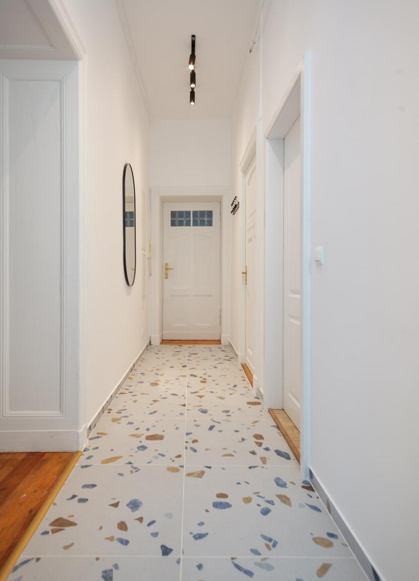 Apartment Oomph 3br With Light Tones And Artwork