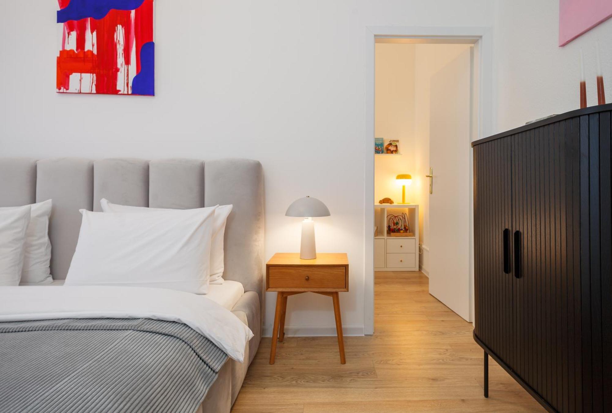 Oomph 3br With Light Tones And Artwork Apartment *