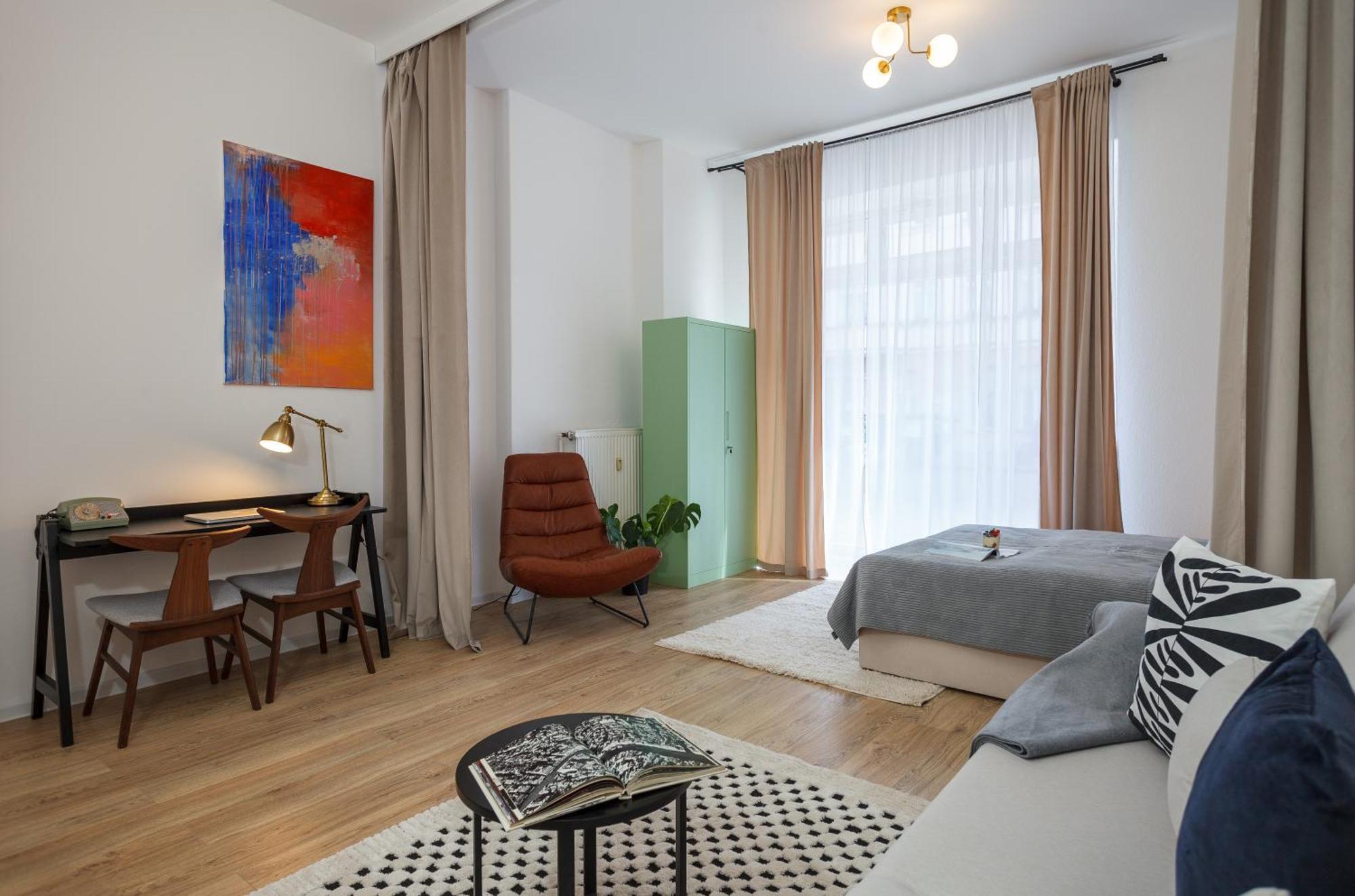 Oomph 3br With Light Tones And Artwork * Berlin